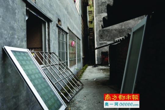 事主家的窗户连同防盗网被拆下来,屋内值钱的东西均被偷走。南都记者 黎湛均 摄