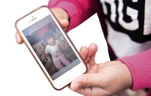 家属翻出手机里保存的欣欣生前的照片。