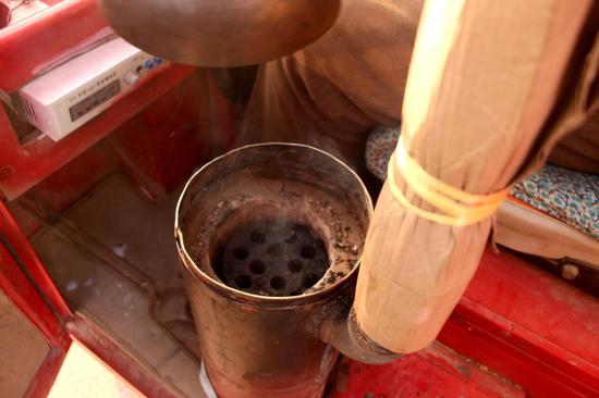 山东大爷造蜂窝煤暖气车 音响电视俱全_佛山频