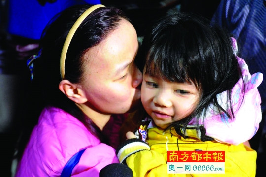 ↓↓在小榄派出所,小孩母亲亲吻失而复得的小孩。