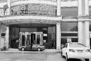 一客户将车停在车行大门入口，称自己交了几万元定金现在无法退回。信息时报记者 陈引摄