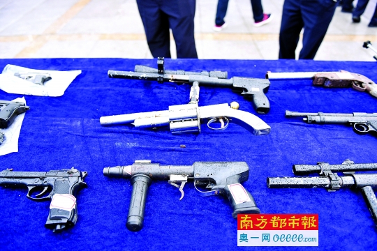 惠州警方展示缴获的仿制枪械。南都记者 田飞 摄