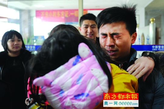 →在小榄派出所,小孩父母和亲属见到被找回的小孩后都非常激动。