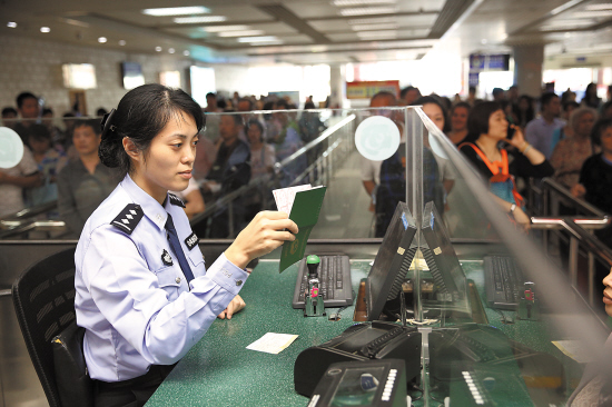 边检民警仔细比对照片在全国第一大口岸—广东珠海拱北口岸,蛰伏着