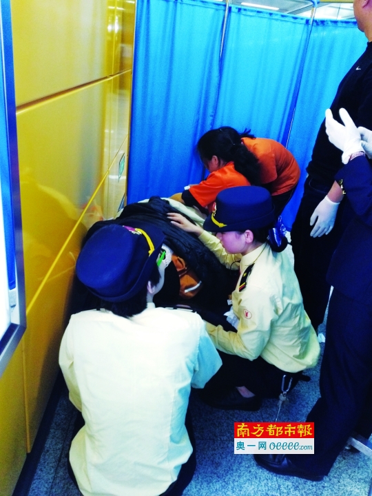 地铁员工及乘客现场为孕妇助产。 广州地铁供图