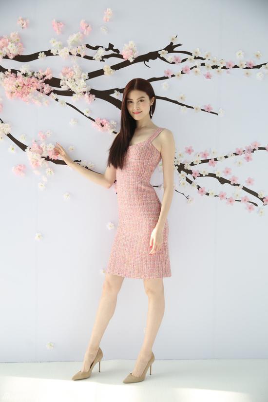 新浪娱乐讯 国际超模何穗一袭粉色吊带裙装现身北京出席某护肤品新品发布会，肤白貌美，不愧仙姑美称。