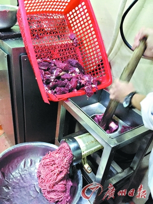 第二步:将牛肉放入碎肉机内绞成肉沫。