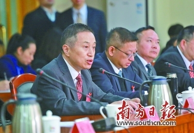 珠海市政协常委陈利浩在座谈会上发言。王荣摄