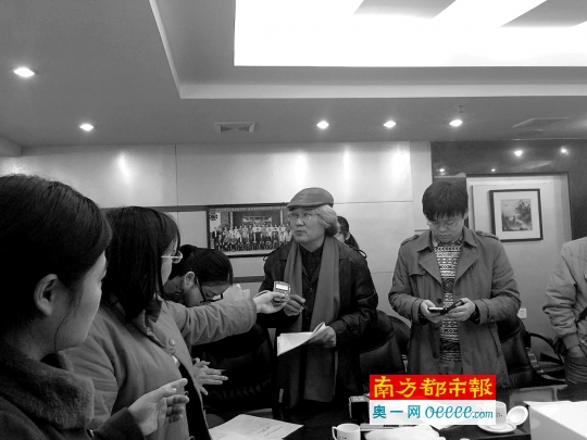 昨日，孟浩向记者介绍关于取消年票的提案内容。通讯员 李沈玲 摄