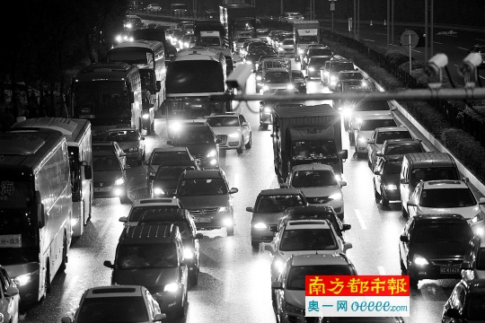 昨日傍晚6时,下班高峰时段,105国道南溪段,进入珠海市区的交通十分拥堵。 南都记者 吴进 摄