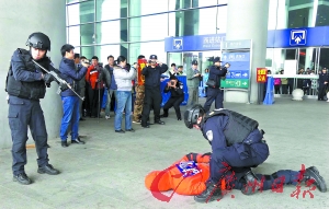 昨日，广州火车南站进行春运应急演练。　　记者黎旭阳 摄