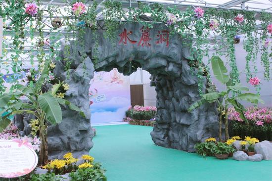此外,本届文化艺术节还增设了科普园,将通过图片展示、视频播放、实物展示等多种方式向市民直观呈现各种特色花卉的种植过程,深入了解花卉培育与成长过程。 呈现四季花海 打造百合花文化艺术节 说起里水,很多人的第一印象当然是梦里水乡,百合飘香。作为中国香水百合名镇,百合花已经成为了梦里水乡以花传情、以花会友的一个特色文化品牌。与以往百合花文化节不同的是,今年里水镇政府将百合花文化品牌为引领,打造全年百合花文化艺术节。里水镇镇长谭艳玲介绍,百合花已经成为里水镇的文化品牌,以此为引领将城市升级、