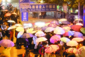 广州火车站地铁口，雨伞大军涌进地铁。广州日报记者高鹤涛摄