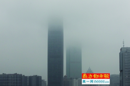 昨日深圳，京基100和地王大厦沉浸在一片雨雾中。南都记者 徐文阁 摄