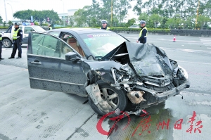 肇事车辆发生多次碰撞，严重受损。