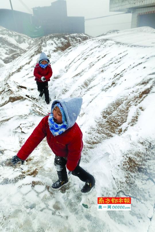 坪乳公路旁，在雪地打雪仗的一对双胞胎。