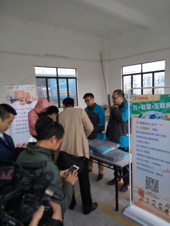 爱心企业万嘉联盟是新型B2B2C电商平台,万嘉联盟(微信号:wanlitiresr)o2o互联网+网上商城,全能车生活社区,图为车主们在参与互动领礼品。
