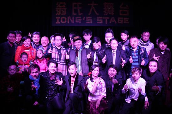 精彩的魔术表演结束后，魔术师们与嘉宾一起合照