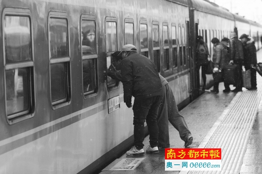 昨日中午,东莞东火车站,恰逢降雪,东莞东遭遇近年来最冷的春运首日。