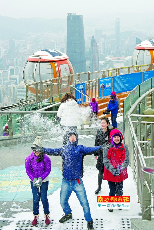 昨早，广州塔顶层有积雪，游客玩得很high。