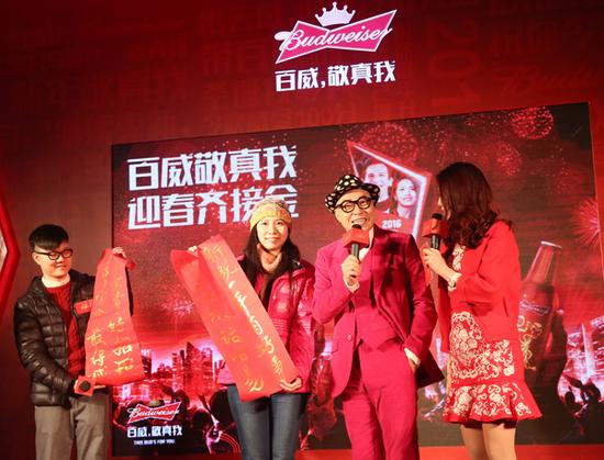 广州市民用粤语新年祝福与詹Sir鬼马互动