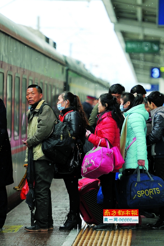 昨日中午，东莞东火车站，恰逢降雪，东莞遭遇近年来最冷的春运首日，乘客有序进站乘车。