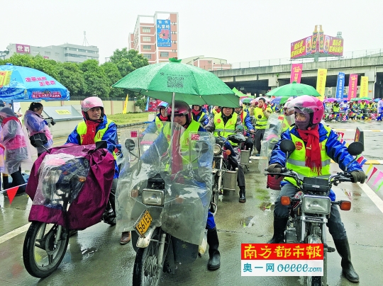 在顺德龙山加油站,数百辆摩托车等待免费加油,然后启程返乡。南都记者 关婉灵 摄