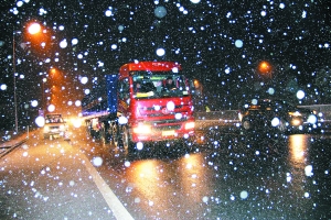 中雪袭击乐广高速时的情景。