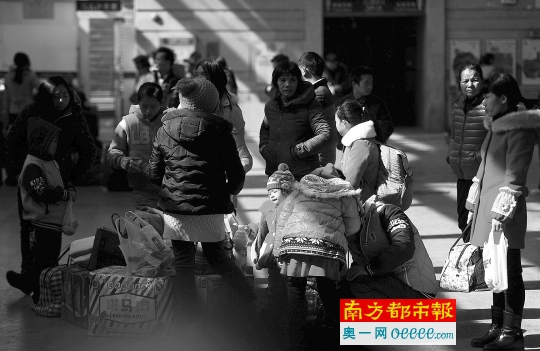 昨日上午,寒冷依旧。东莞市汽车总站候车室,乘客站在斜射进来的阳光下取暖。
