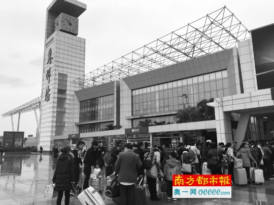 前日，惠州火车站，旅客在寒风中排队进站。