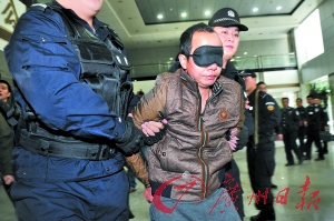 疑犯刘纪平被押送下车。