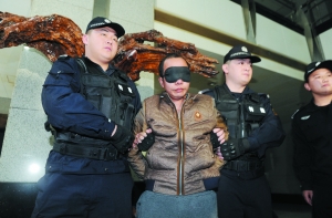 涉嫌杀害两名儿童的犯罪嫌疑人刘纪平被押解回广东。