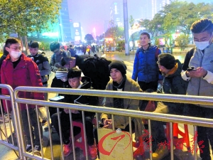 昨晚,天环广场外,不少“果粉”深夜排队等待见证广州首家苹果专卖店开业。 实习生车颖琪、李萍 广州日报 记者王燕 摄