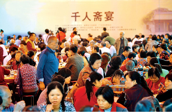 千名老人们共聚一堂，品尝斋宴,传承民俗传统文化。