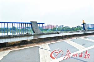 冲入河中的小车未见踪迹，现场可见被撞坏的桥梁护栏和撞坏的路肩。广州日报记者李波 摄