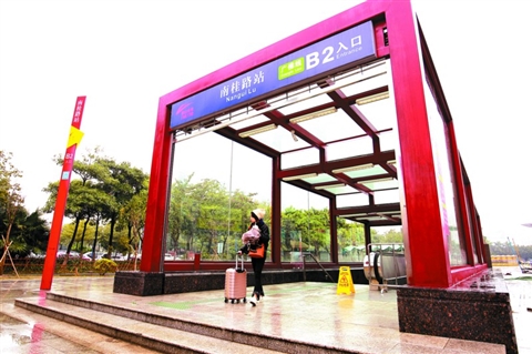 昨日，市民从新开通的南桂路站B2口出站。/佛山日报记者张弘弢摄