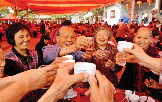 老人们共聚一堂，品尝斋宴，传承民俗传统文化。