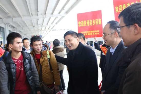 贵港市委书记李新元和市长农融均到贵港站接"摩托车大军"。