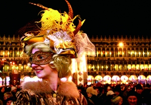 威尼斯狂欢节最大的特点是其精美的面具和华丽的服饰