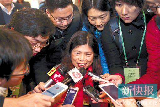 ■市人大代表庄伟燕向市交委问政交通拥堵问题。