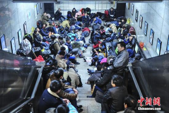 2月2日凌晨，滞留的旅客在广州火车站地铁站内休息。 中新社记者 陈骥旻 摄