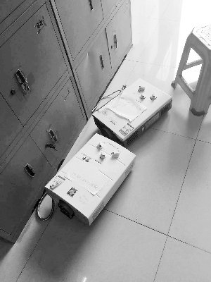 鹤边村旧村委内,摆放着两台没收的燃起热水器。