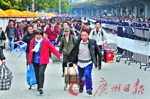 现场对周边的道路进行封闭来安置候车乘客。 广州日报记者陈忧子 实习生郭嘉亮、何加劼 摄