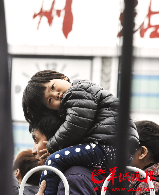 广州南站今日加开8趟高铁转运严重晚点旅客