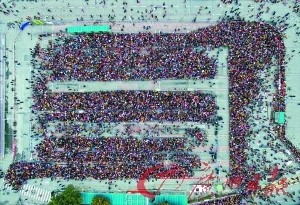 昨日，广州火车站公交总站站满了排队候车的旅客。广州日报记者苏俊杰、邱伟荣 摄