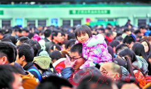 有序进站　　孩子骑在大人的肩膀上慢慢进站。广州日报记者廖雪明 摄