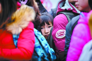 返乡旅客在火车站广场等待分批进站乘车。 广州日报记者陈忧子 实习生郭嘉亮、何加劼 摄