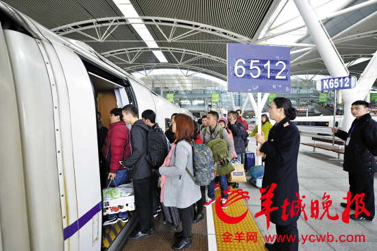昨日7时，前往韶关方向的部分滞留旅客转乘广州南站的高铁专列返乡 羊城晚报记者 黄巍俊摄