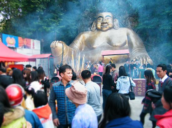 龙山大佛是祈福求祥的圣地，每年春节来龙山祈福的人都络绎不绝