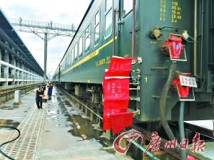 工作人员正进行列车清洁。广州日报记者张丹羊 通讯员肖伟、莫小球摄